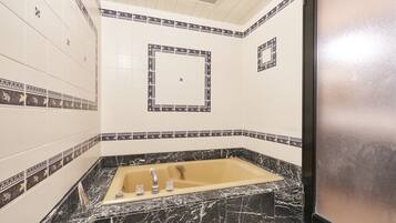 Dobbeltværelse - 1 dobbeltseng | Badeværelse | Separat badekar og bruser, gratis toiletartikler, hårtørrer, badekåber