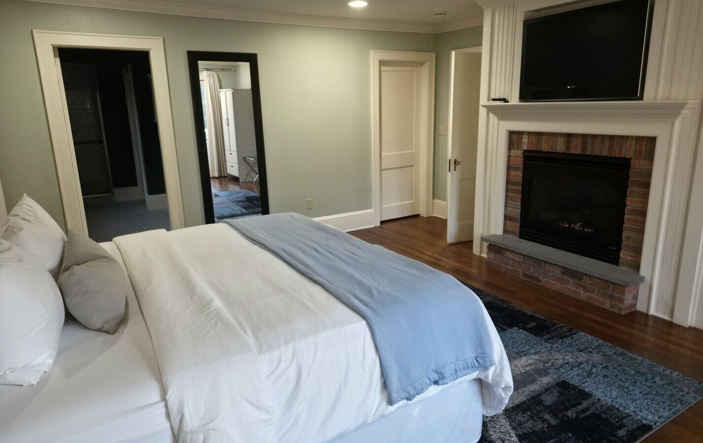 4 bedrooms, desk, iron/ironing board, WiFi (free)