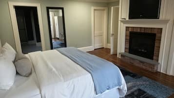 4 bedrooms, desk, iron/ironing board, WiFi (free)