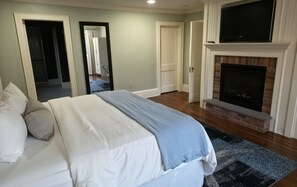 4 bedrooms, desk, iron/ironing board, WiFi (free)