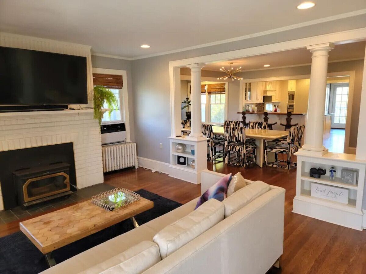 Una Smart TV, una chimenea, una pantalla de ordenador