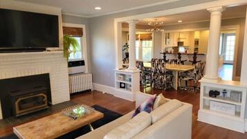 TV connectée, cheminée, écrans d'ordinateur