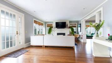 Smart TV, fireplace, computer monitors