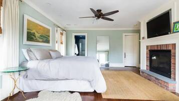 4 bedrooms, desk, iron/ironing board, free WiFi