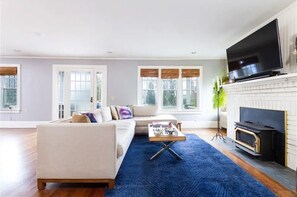 Smart TV, chimenea y monitor de computadora 