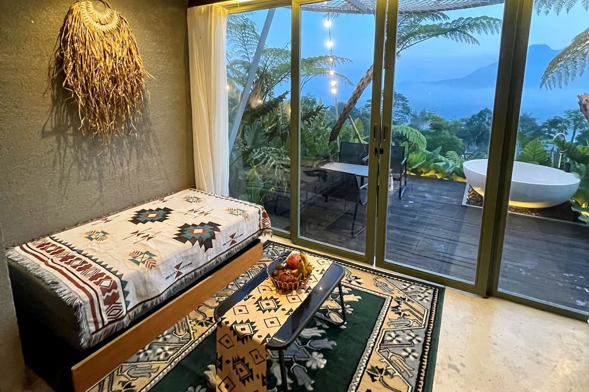 Deluxe huisje, 1 slaapkamer, uitzicht op bergen | 1 slaapkamer, een kluis op de kamer, een bureau, geluiddichte muren