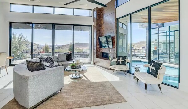 TV, fireplace, offices - The Onyx at Copper Rock (Hurricane)