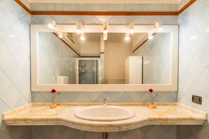 Een douche, een haardroger, een bidet, handdoeken