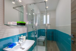Dusche, Bidet, Handtücher