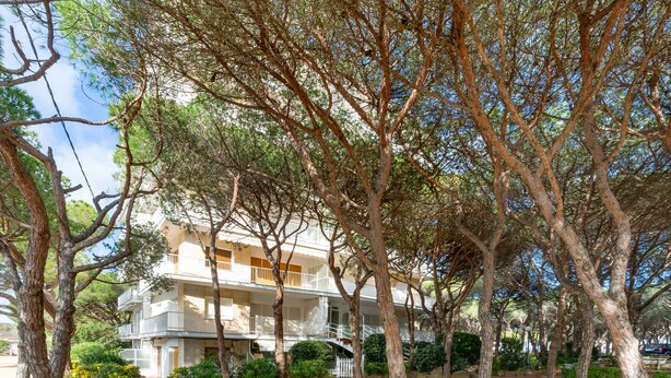 A multi-story building with balconies, surrounded by trees and greenery. - WELCS APARTAMENTO 126 PDA cerca del puerto (Platja d´Aro)