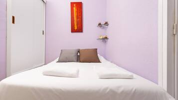 Een strijkplank/strijkijzer, gratis wifi, beddengoed