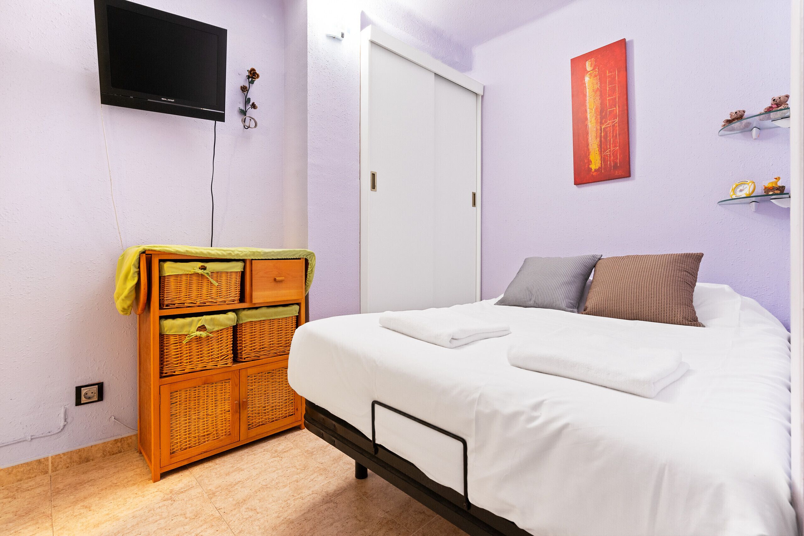 Een strijkplank/strijkijzer, gratis wifi, beddengoed