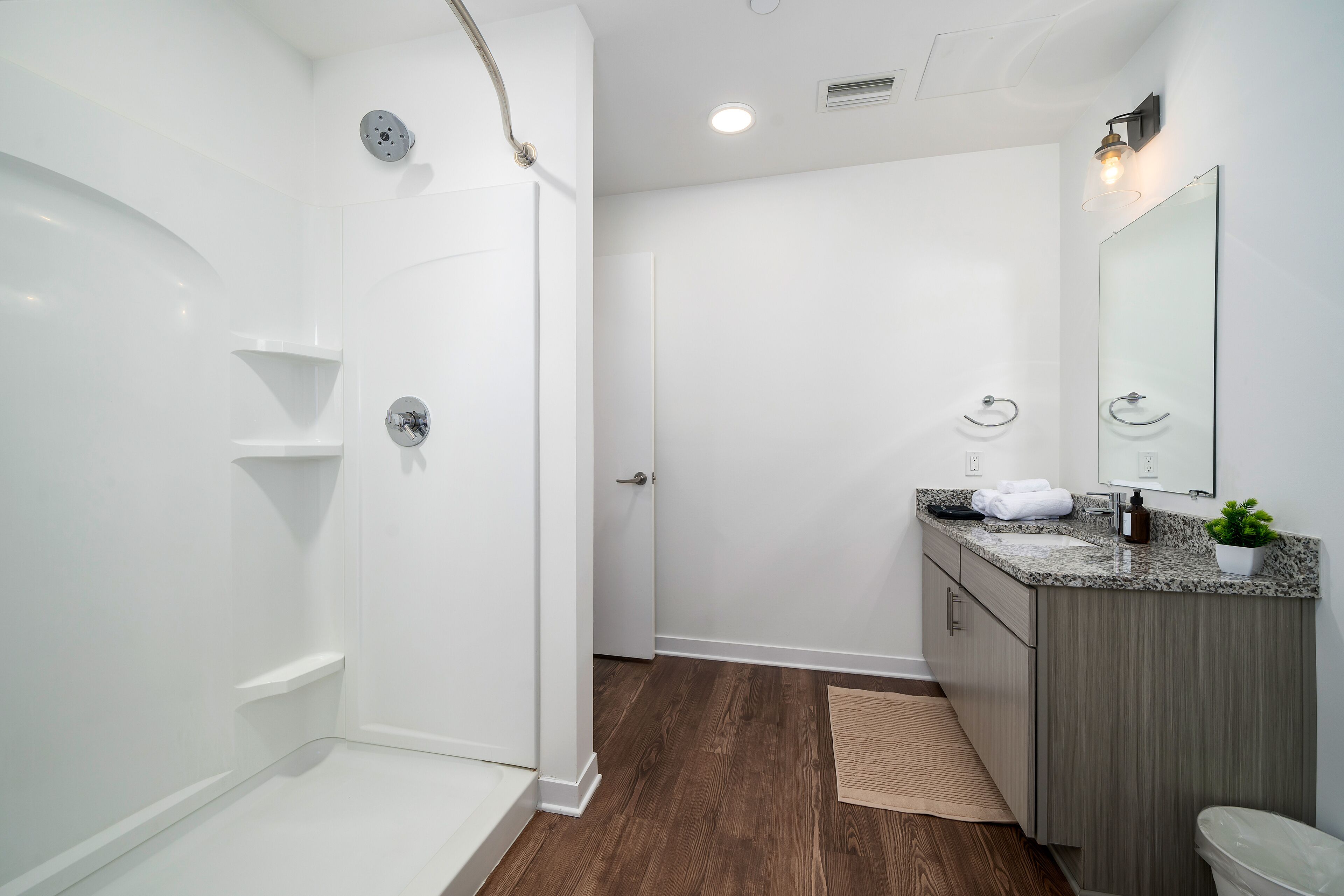 Secador de pelo, toallas, jabón y champú