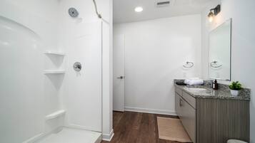 Secador de pelo, toallas, jabón y champú