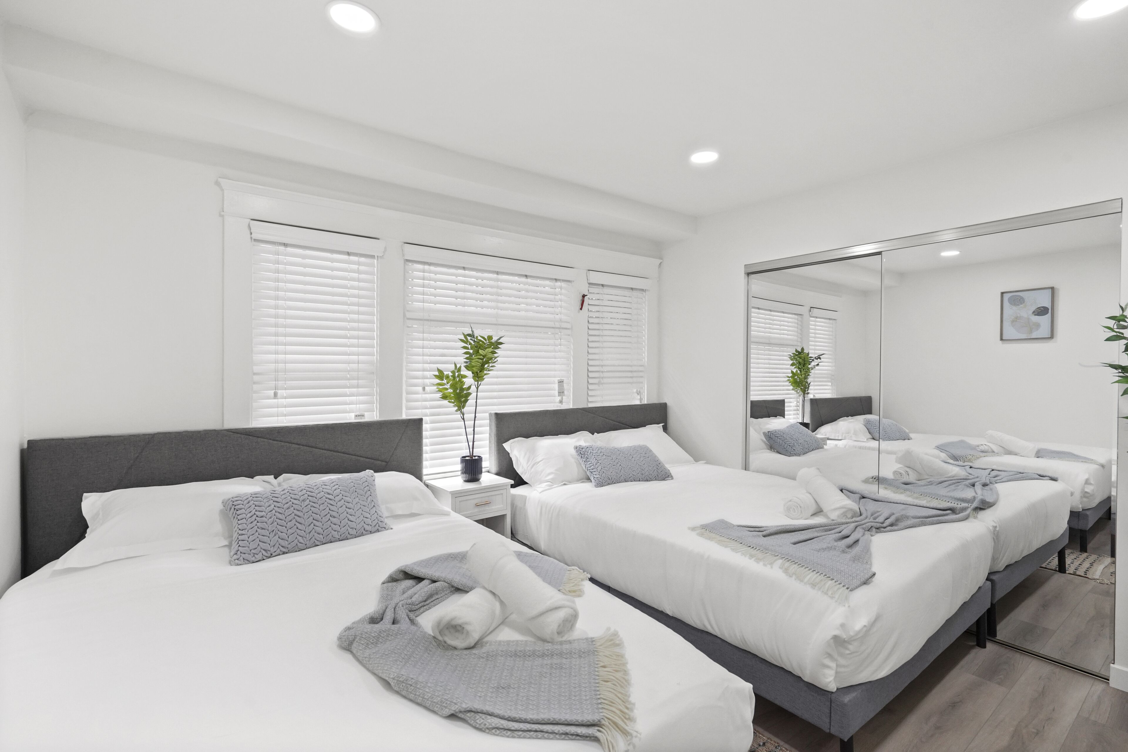 3 quartos, escrivaninha, ferros/tábuas de passar roupa, berço de viagem