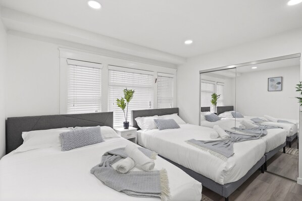 3 bedrooms, desk, iron/ironing board, travel cot - Redondo Retreat, 1 Mile to the Beach, Games, Remodeled 3BD Home, Fire Pit, Patio (Long Beach)