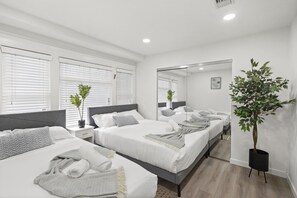 3 habitaciones, escritorio y tabla de planchar con plancha