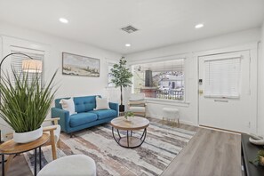 Smart TV - Redondo Retreat, 1 Mile to the Beach, Games, Remodeled 3BD Home, Fire Pit, Patio (Long Beach)