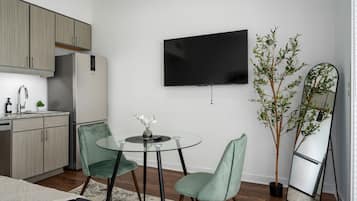 1 makuuhuone, työpöytä, silitysrauta/-lauta, Wi-Fi