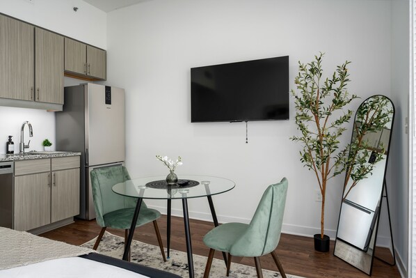 1 slaapkamer, een bureau, een strijkplank/strijkijzer, wifi