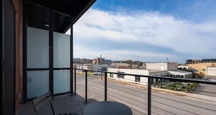 Stylish DT Studio w/ Private Balcony!