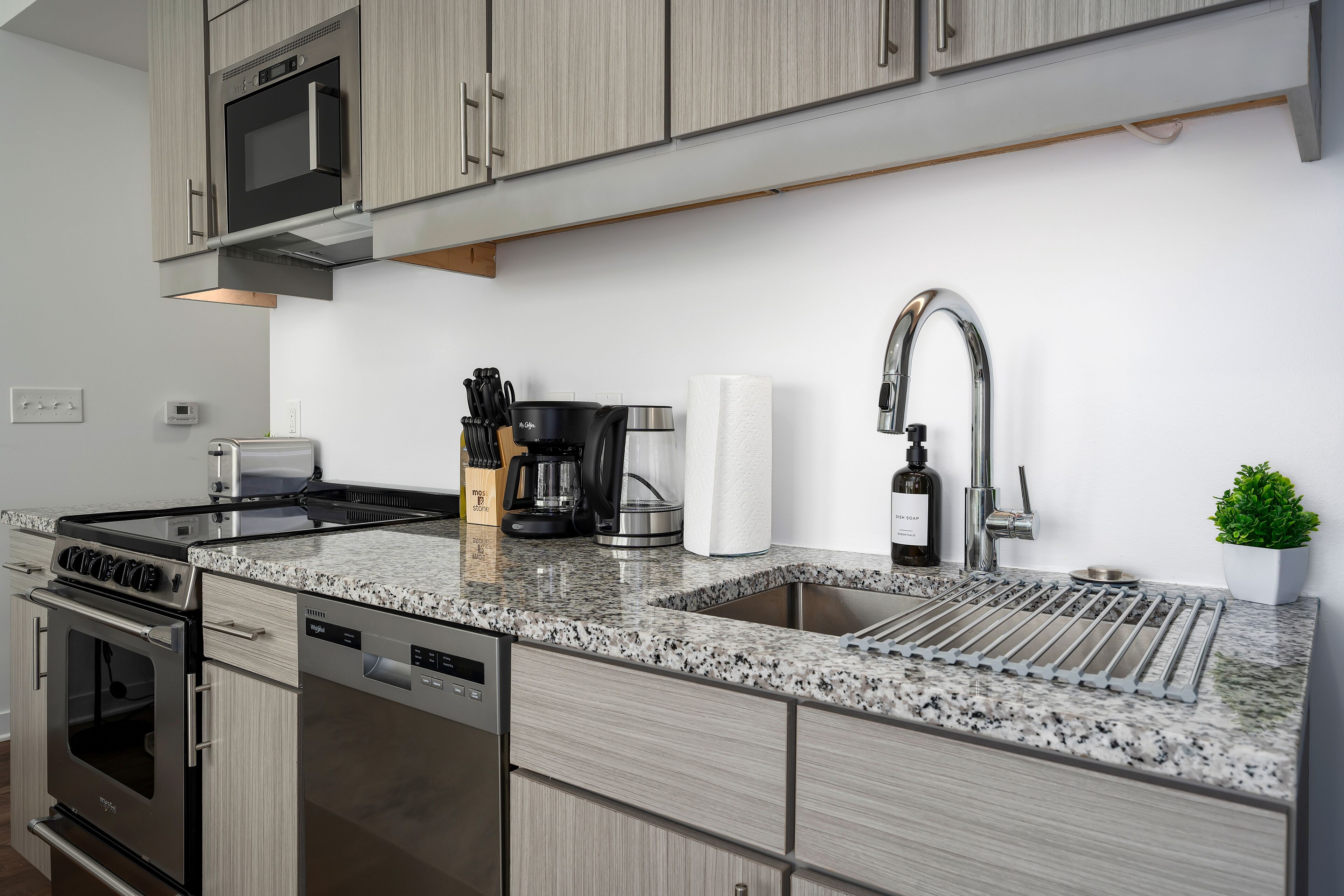 Jääkaappi, mikroaaltouuni, uuni, astianpesukone