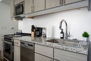 Een koelkast, een magnetron, een oven, een vaatwasser