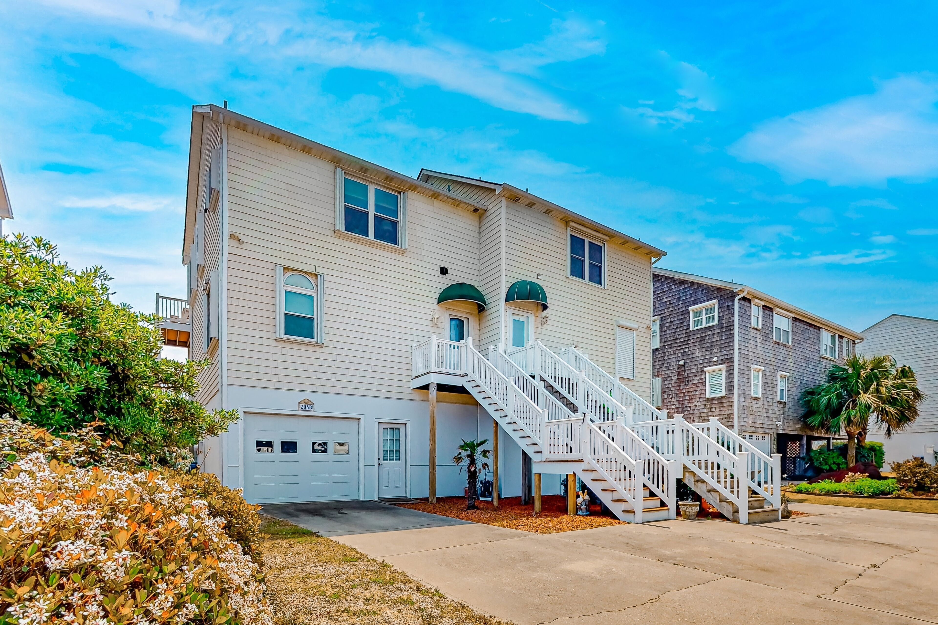 Townhouse near beach with large beach cart, grill, streaming, patio, deck, & AC