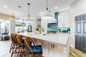 Geladeira, micro-ondas, fogão, cooktop