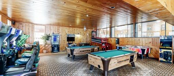 Snowbird-friendly home with heated pool, sauna, game room, tennis, BBQ, W/D