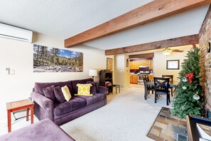 Fernseher, Tischtennisplatte, Bücher