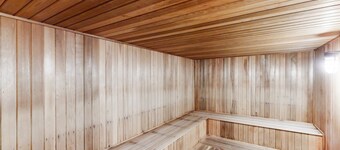 Snowbird-friendly home with heated pool, sauna, game room, tennis, BBQ, W/D