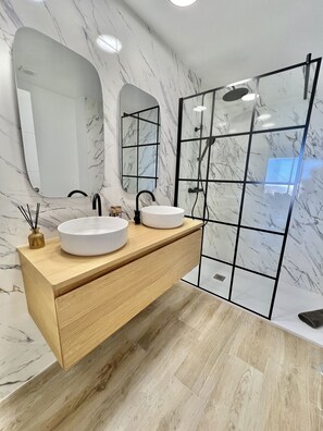Shower, hair dryer, towels