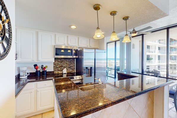 Kylskåp, mikrovågsugn, ugn och spishäll