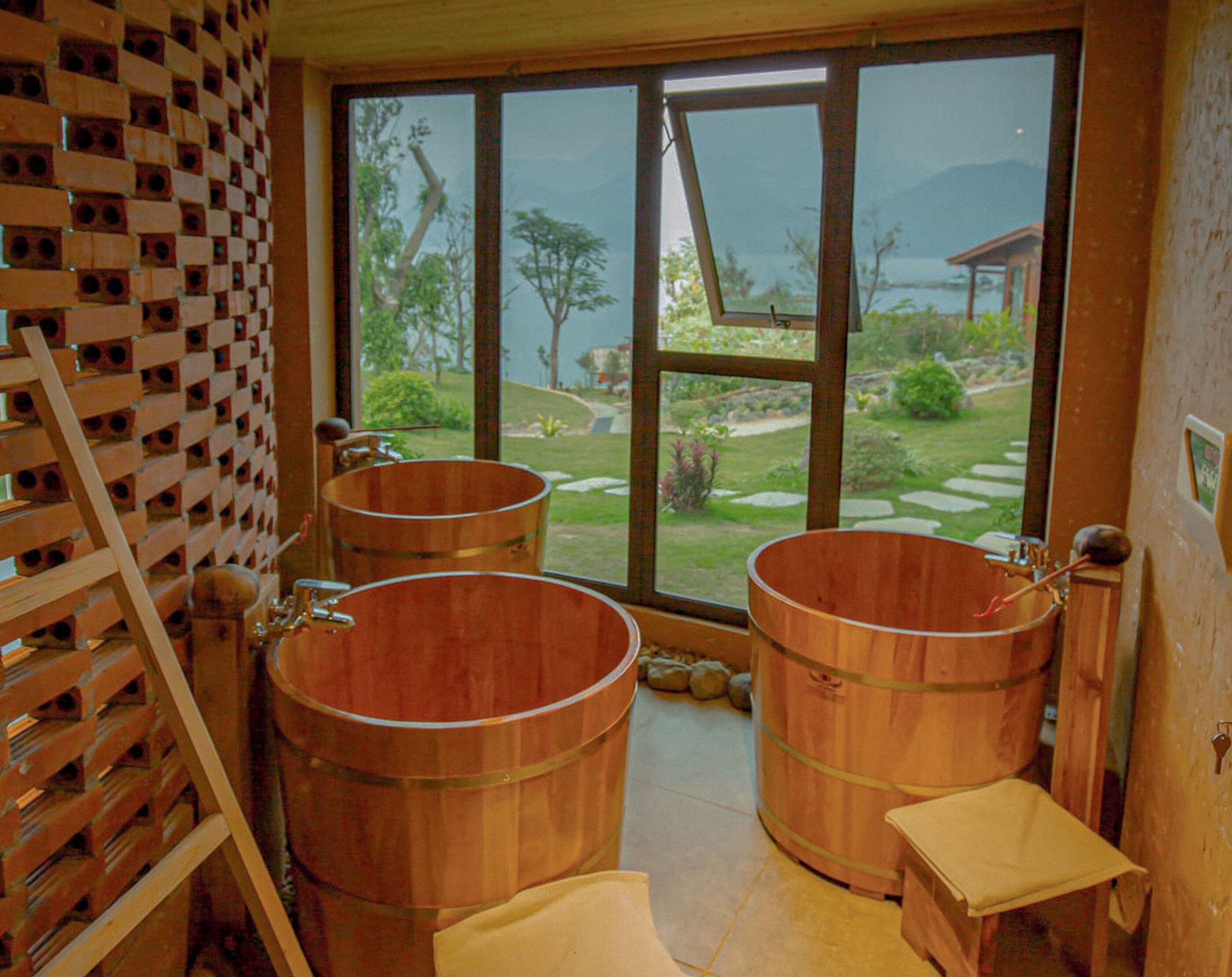 Sauna, hot tub, steam room