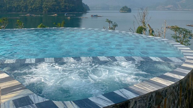 A hot tub with a view of a lake and mountains. - Mơ Village (Da Bac)