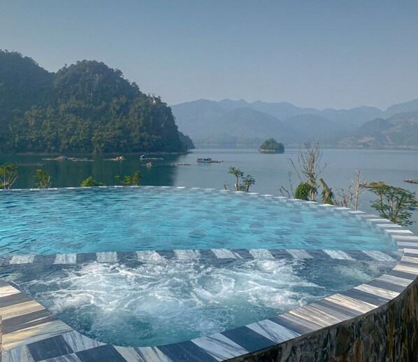 Außenpool, geöffnet von 07:00 Uhr bis 21:00 Uhr, Sonnenschirme