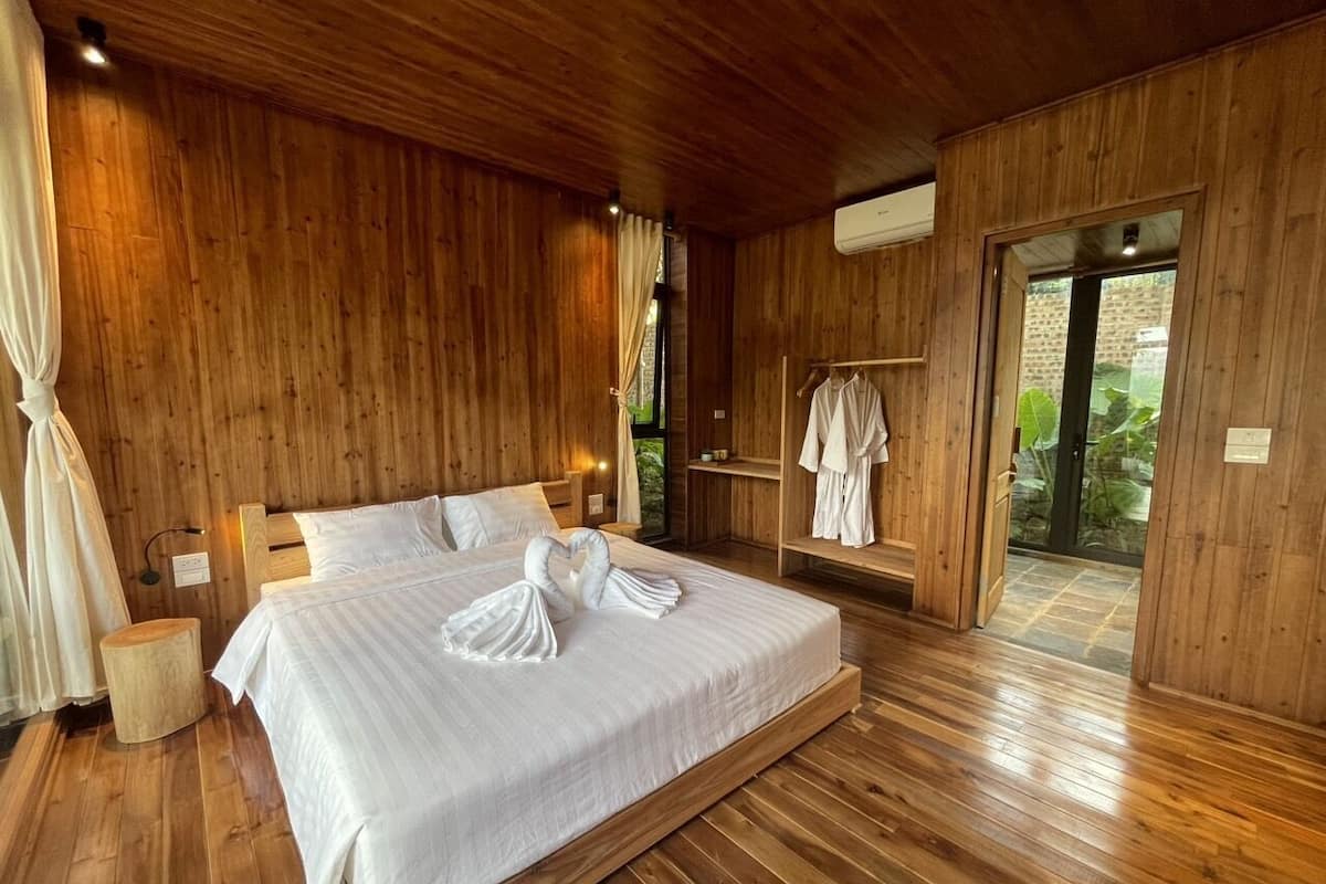 Deluxe Room, Balcony, Mountain View | Desk, laptop workspace, blackout drapes, soundproofing