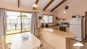 Fridge, microwave, oven, stovetop - Classic Cocomo, Sandy Point (Sandy Point)