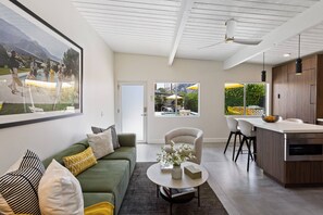 TV, livros, aparelho de som