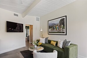 TV, livros, aparelho de som