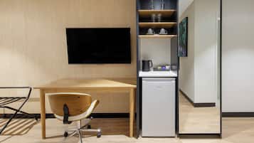 Caja de seguridad en la habitación, escritorio y cortinas blackout