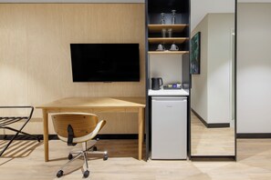 In-room safe, desk, blackout curtains, soundproofing - Haberfield Hotel (Haberfield)