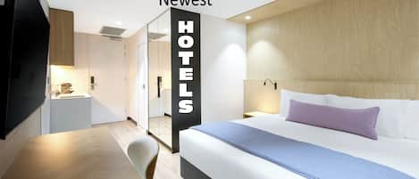 Deluxe King Room | In-room safe, desk, blackout drapes, soundproofing