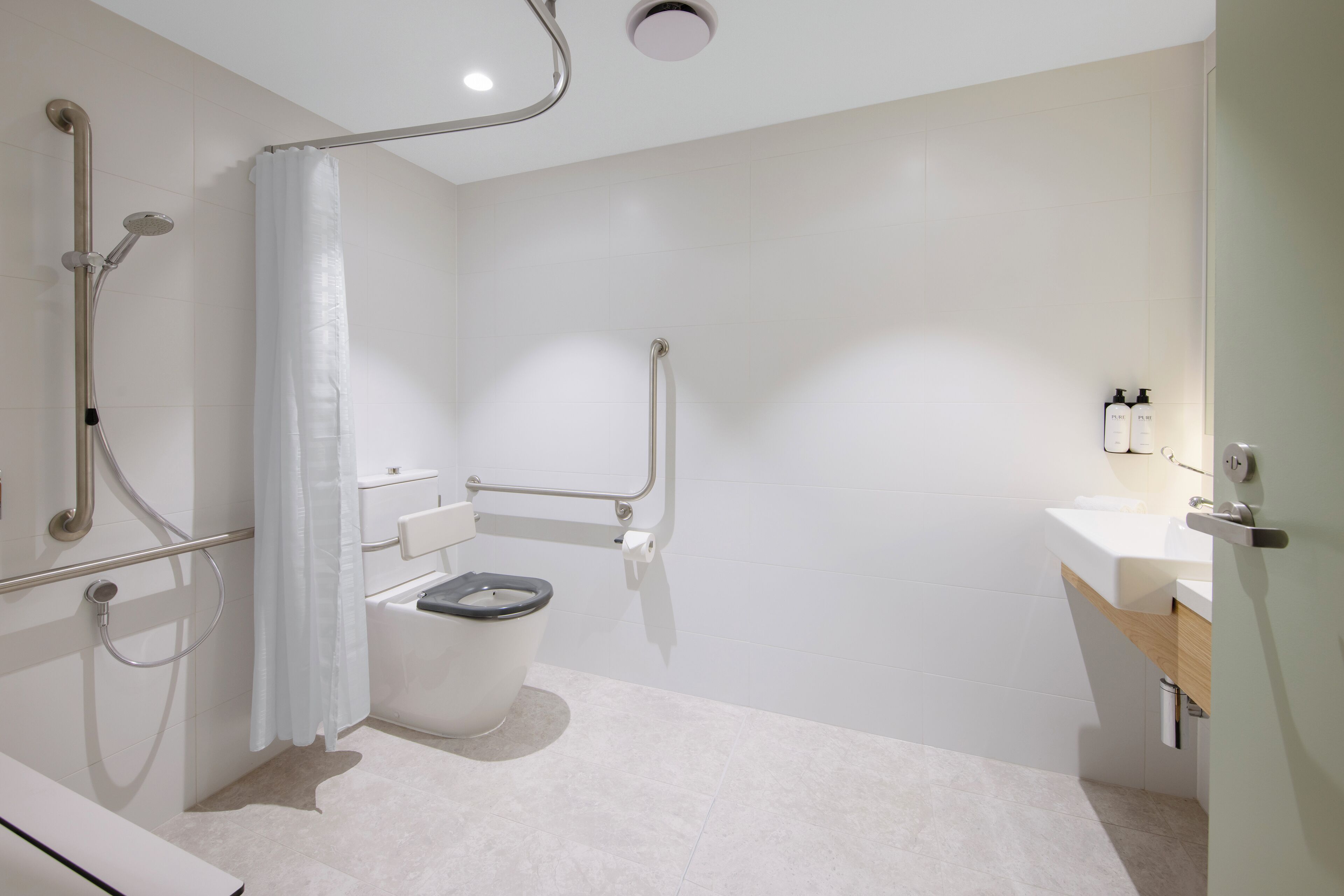 Un baño moderno con inodoro, ducha y lavamanos.