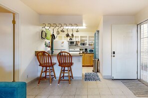 Frigorífico, microondas, horno y placa de cocina