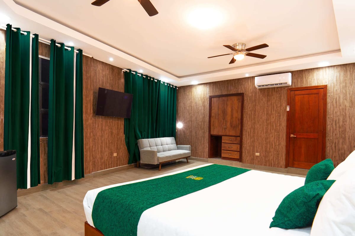 Deluxe Suite, City View