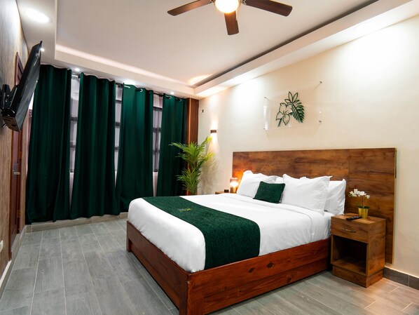 Tremannsrom – deluxe | Dundyner, memory foam-senger, safe på rommet og blendingsgardiner