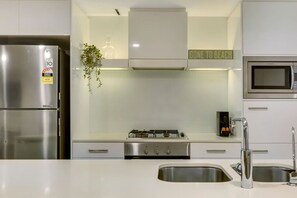 Réfrigérateur, micro-ondes, four, plaque de cuisson