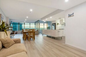 TV - Sophia's Place in Surfers - With Stunning Views (Surfers Paradise)